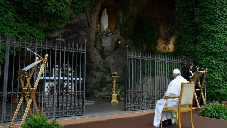 Monseñor Fisichella: el Papa ayuda a redescubrir la belleza del Rosario en la familia