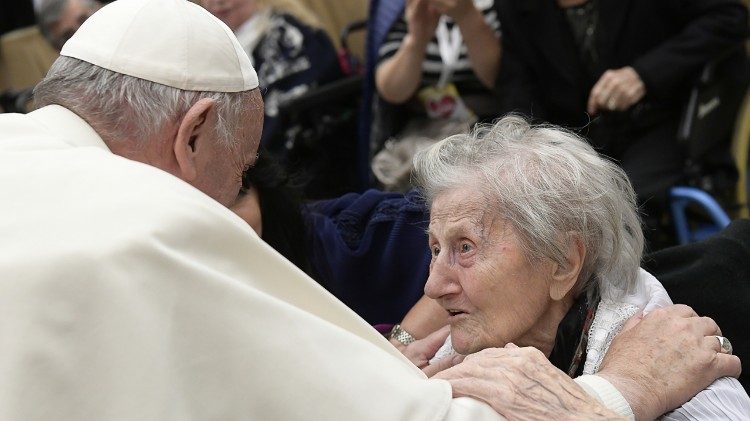 El Papa a los ancianos: Dios envía ángeles para consolar nuestra soledad