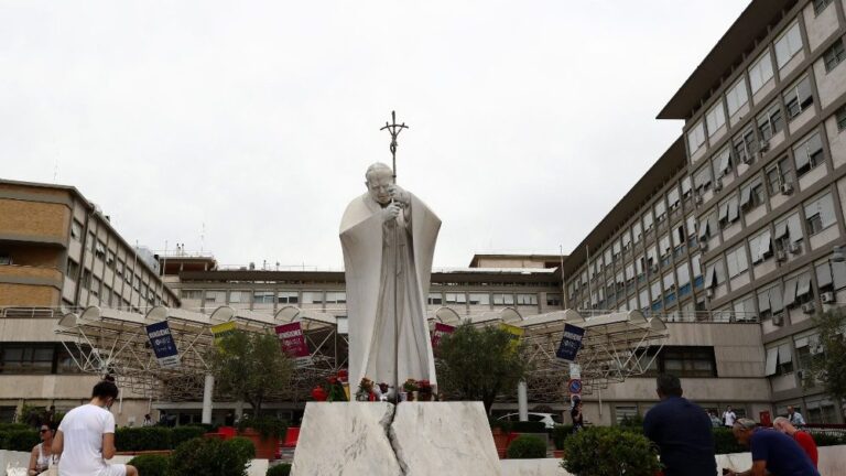 El Papa continúa su recuperación: el domingo rezará el Ángelus desde el Hospital