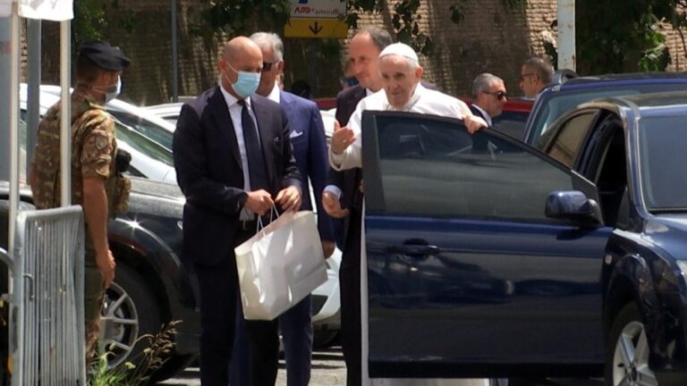 Francisco concluyó su hospitalización y regresó al Vaticano