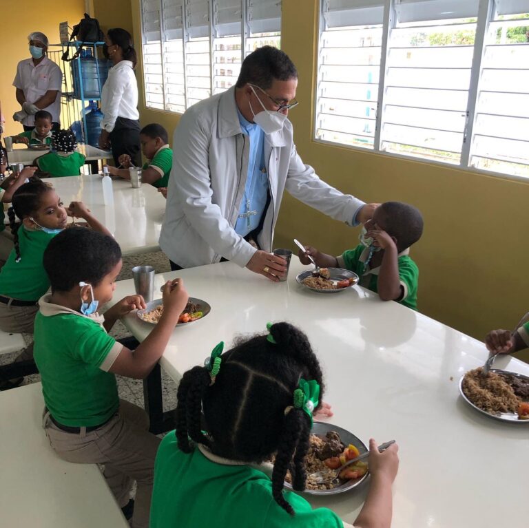 Mons. Santiago Rodríguez participó del Almuerzo en el inicio de la Jornada Escolar Extendida