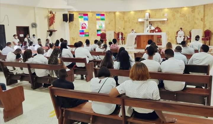 Cientos de personas abrazan la Iglesia Católica tras la pandemia Covid-19