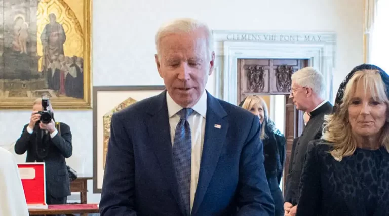 Joe Biden recibe la Comunión en Roma tras su encuentro con el Papa Francisco