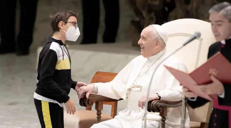 Papa Francisco recibe inesperado saludo de este niño y propone enseñanza sobre la libertad