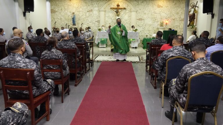 Capellán de la Policía Nacional preside Eucaristía para pedir a Dios por el nuevo director