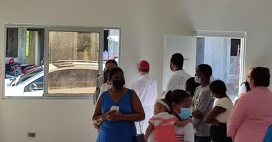 Mons. Héctor Rafael Rodríguez bendice capilla en el sector Inespre de Villa La Mata, Cotuí