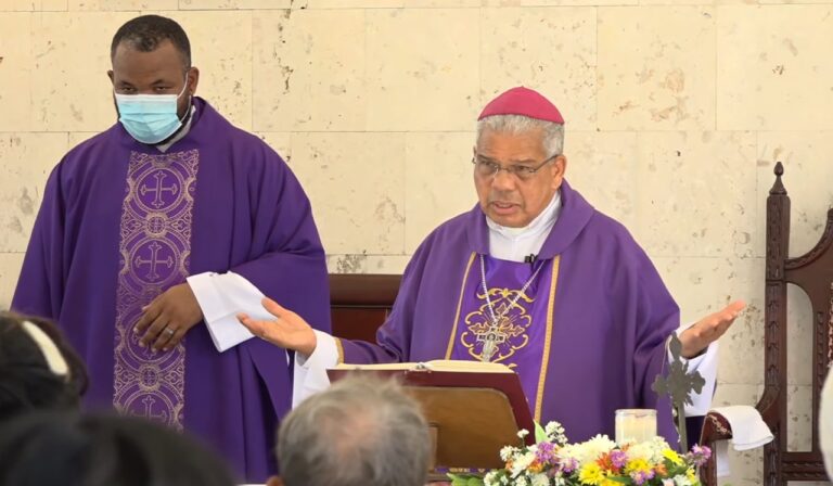 Mons. Ozoria preside Misa por Los Fieles Difuntos en Cementerio Nacional