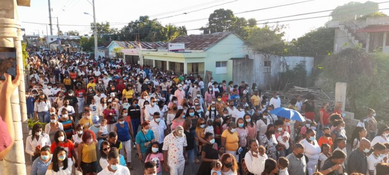 Feligreses peregrinan con el Santo Cristo de Bayaguana