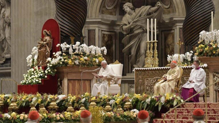 Vigilia Pascual. El Papa: Cristo está vivo y pasa, transforma y libera