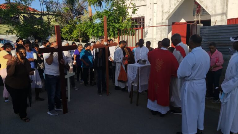 Volver a realizar el Viacrucis  de Viernes Santo llena de alegría a los fieles de La Caleta