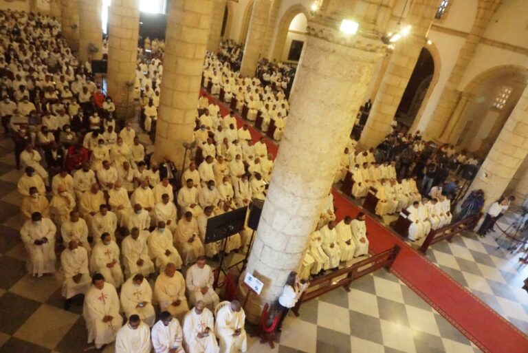 La Misa Crismal congrega cientos de sacerdotes en la Catedral Primada de América