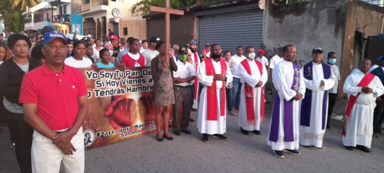 Viernes Santo: Feligreses de Sabana Perdida-La Victoria realizan víacrucis por el medioambiente