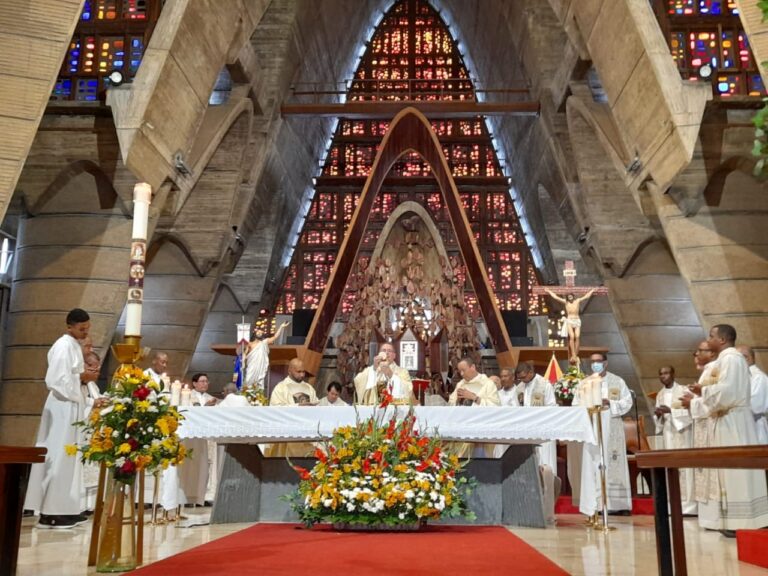 Unas 24 parroquias de la Vicaría Norte abarrotan la Basílica de Higüey