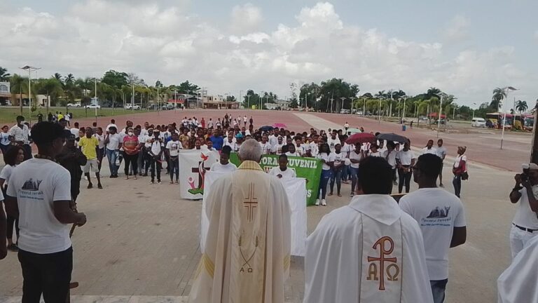 Jóvenes Celebran «Fiesta del Resucitado» en Santuario Santo Cristo de Los Milagros, Bayaguana.