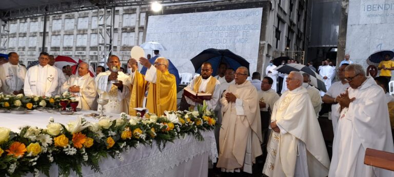 Iglesia Arquidiocesana desafía la lluvia por amor al Cuerpo y Sangre de Cristo; Miles se congregan en Faro a Colón