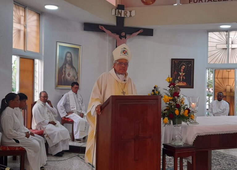 Mons. Francisco Ozoria invita a cristianos a ser luz en sociedad en medio de males que afectan