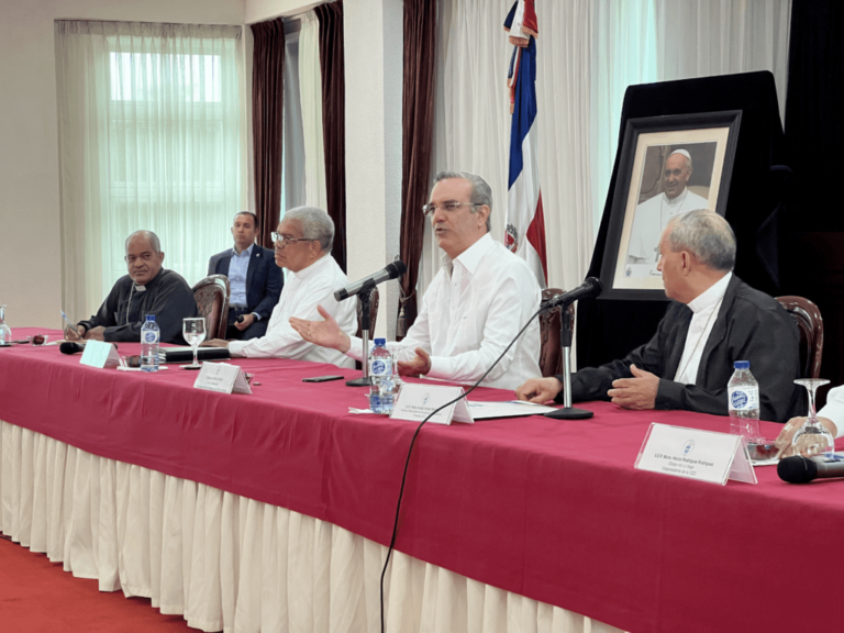 Presidente Luis Abinader visita a los obispos durante su 60° Asamblea Plenaria