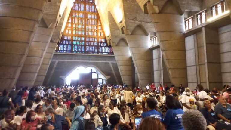 Cientos de fieles de la Arquidiócesis de Santo Domingo refuerzan su fe en peregrinación a la Basílica de Higüey