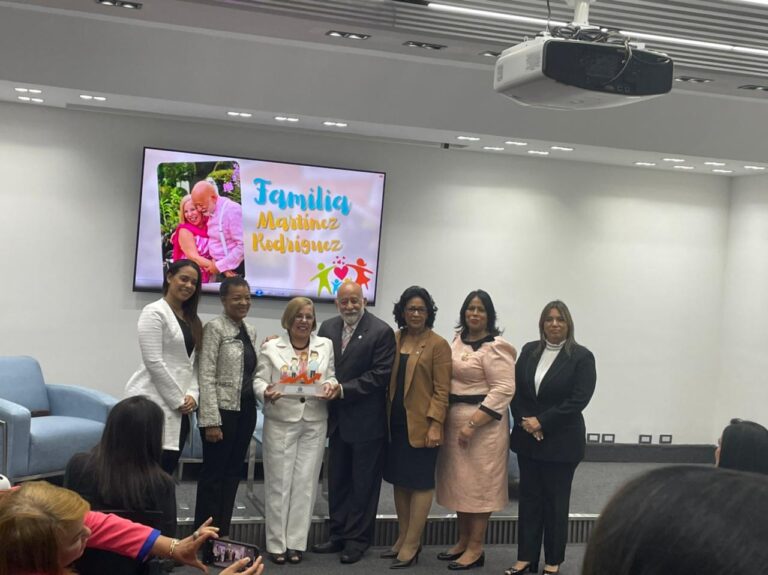 Comisión de Niñez de la Cámara de Diputados realiza panel y reconoce a coordinadores de Pastoral Familiar