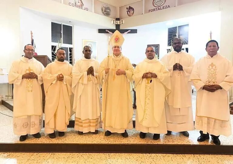 Toma de posesión del Reverendo Padre Faustino Placencio como párroco en la Parroquia San Antonio de Padua