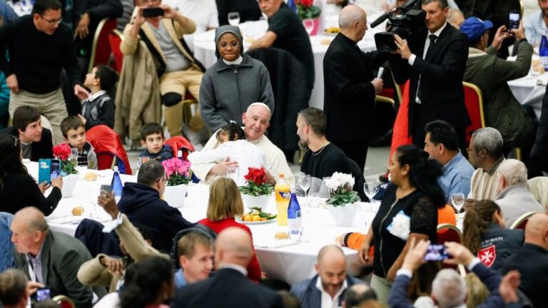 El Papa Francisco realiza Santa Misa y almuerzo con los pobres por «Jornada Mundial de los Pobres»