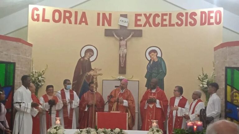 Monseñor Benito Ángeles, preside la toma posesión del Padre Ariel Rodríguez