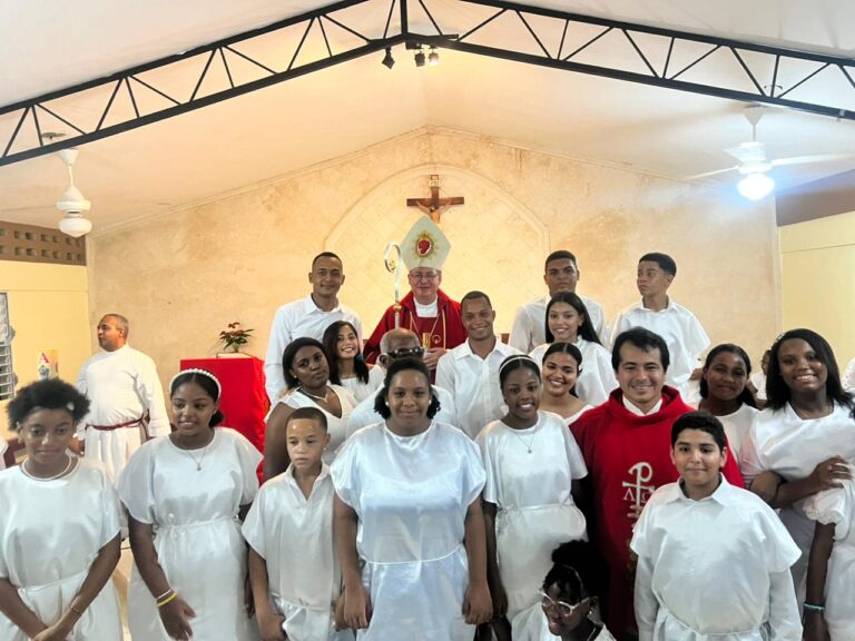 Parroquia San Francisco de Asís recibió Monseñor José Amable Durán Tineo por novena de fiestas patronales.