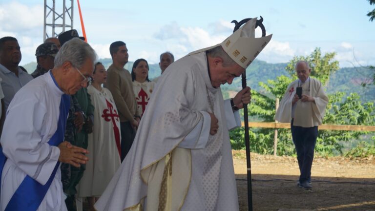 Acta de bendición y colocación de la Primera Piedra del Centro de Espiritualidad “Nuestra Señora de las Buenas Sorpresas”, de los Heraldos del Evangelio, ubicado en la Malena, en la zona de la Vicaría Oeste de la Arquidiócesis de Santo Domingo, República Dominicana.