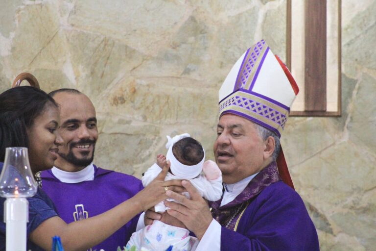 Monseñor Benito Angeles Celebró con alegría la Santa Misa por las Fiestas Patronales en la Parroquia Nuestra Señora de la Esperanza