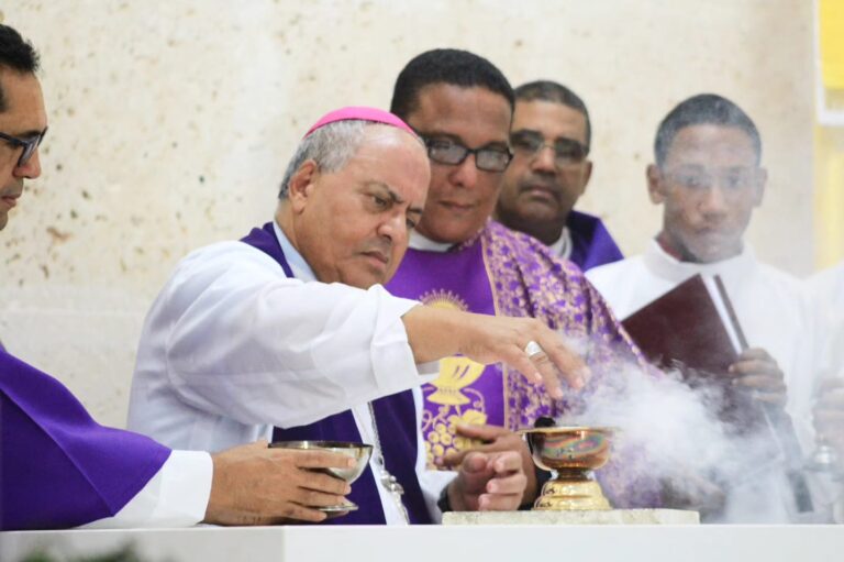 Monseñor Benito Angeles consagró el altar de la Parroquia San Juan Evangelista, ubicada en la Zona Pastoral Villa Duarte-Las Américas.