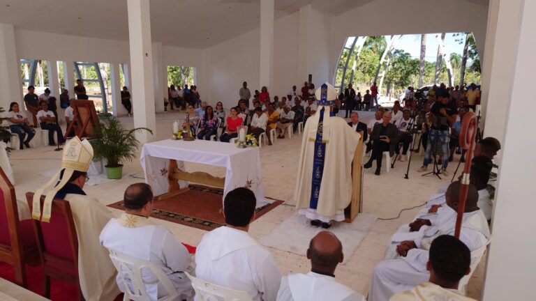 Solemne celebración Eucarística en Hoyosito en Hato Mayor presidida por Mons. Francisco Ozoria Acosta