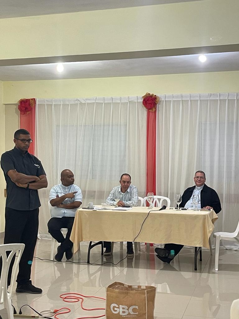 Monseñor Durán Tineo realizó encuentro con facilitadores de Escuela Laicales