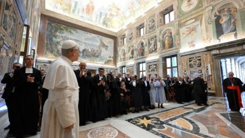 El Papa: Evangelizar educando y educar evangelizando