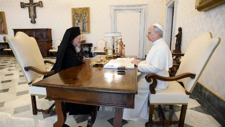 El Papa León XIV y el Patriarca Ecuménico Bartolomé
