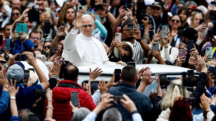 Papa león XIV en medio de los fieles venidos a la Catequesis