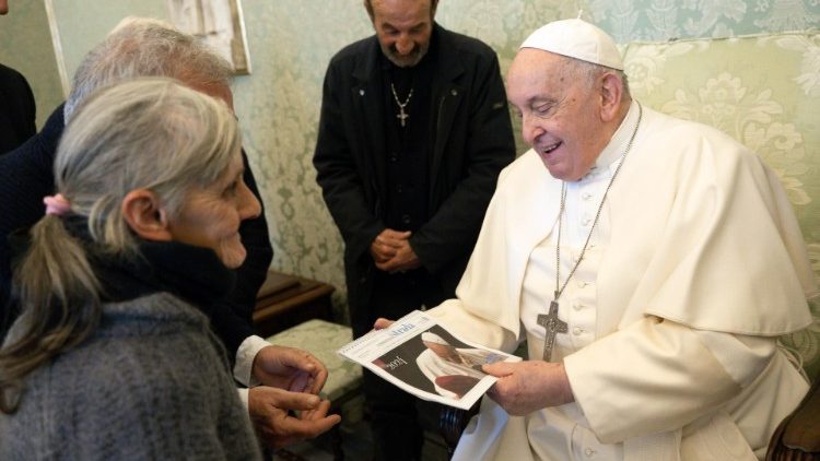 Algunos miembros de la redacción de "L'Osservatore di Strada" se reúnen con el Papa Francisco en 2023 (VATICAN MEDIA)