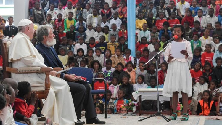 Un momento de la visita de Francisco a la Ciudad de la Amistad en Madagascar en 2019 (Vatican Media)