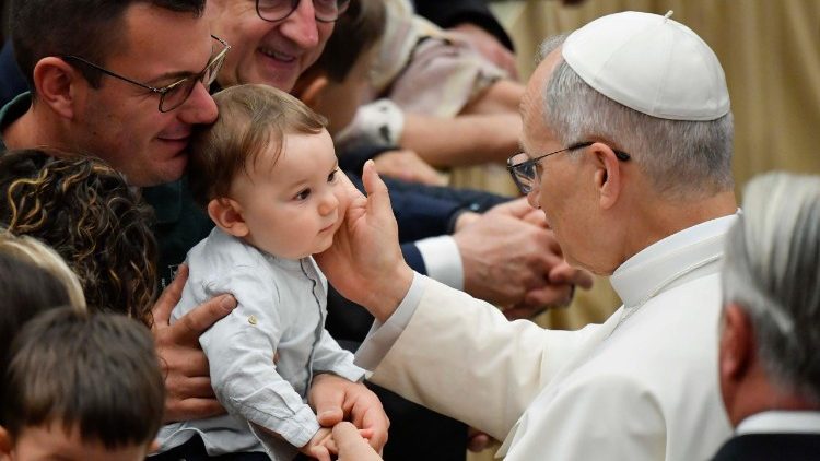 La caricia del Papa a un niño presente en el Aula Nervi