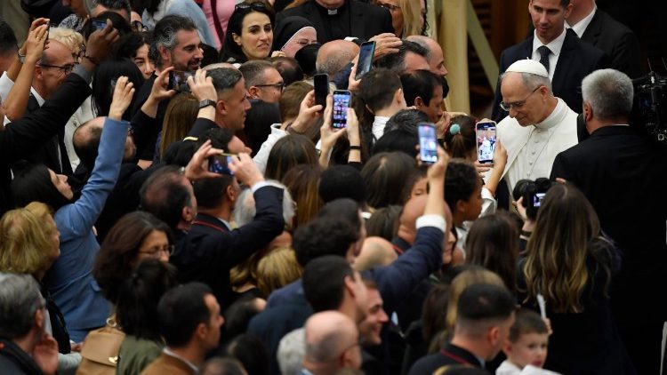 El Papa León saluda a los empleados de la Santa Sede