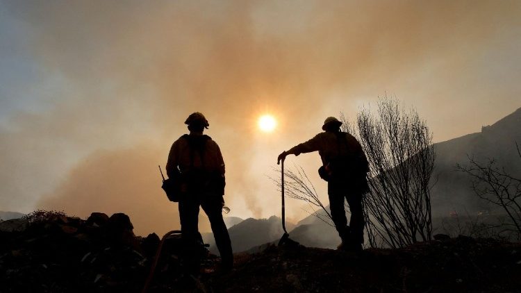  Bomberos trabajando para apagar un incendio cerca de Los Ángeles, EE.UU.