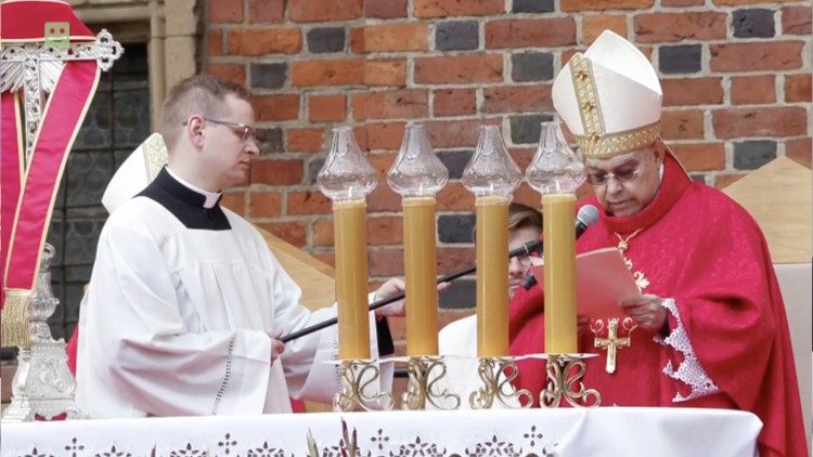 El cardenal Semeraro durante la celebración en Poznań