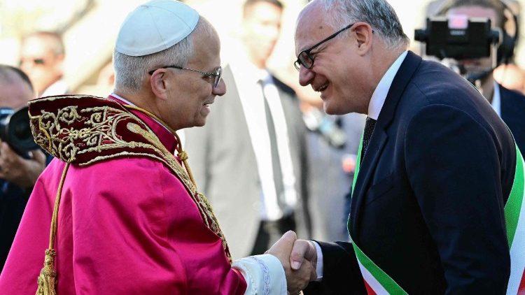 El Papa León XIV recibiendo el homenaje del alcalde de Roma