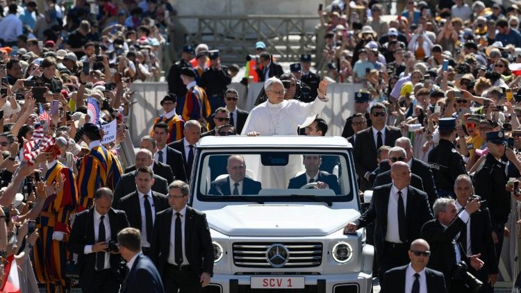 El jeep del Papa en la Plaza de San Pedro