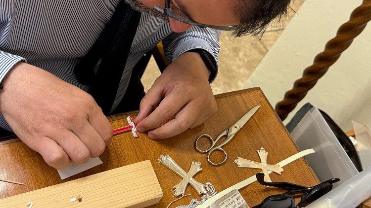   Antonino Cottone preparando las reliquias para insertarlas en la cruz pectoral del Papa