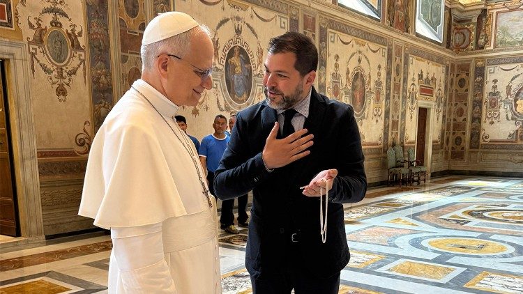 Antonino Cottone entrega la cruz pectoral en la que colocó las reliquias de los cuatro obispos muy queridos por el Papa León XIV