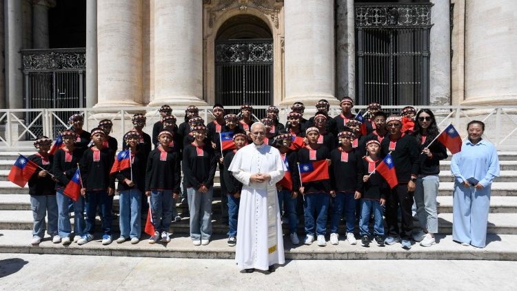 El Papa León XIV con un grupo de jóvenes asiáticos.