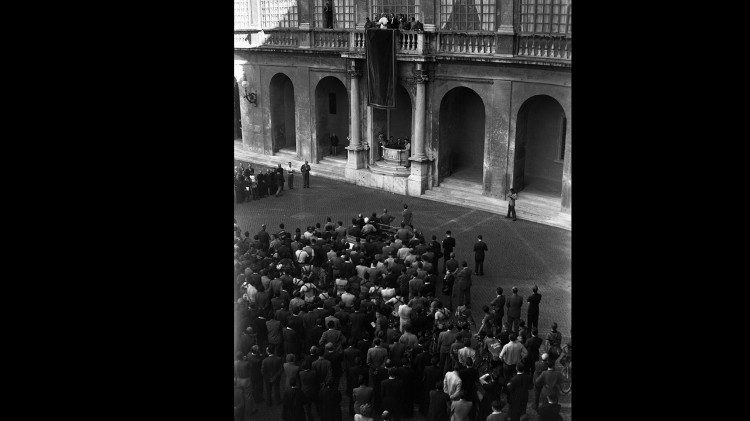 Papa Pio XII recibe a los participantes del Giro, 1946.