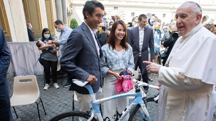 Encuentro del Papa Francisco con el ciclista Bernal, 2021.