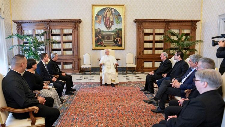 Monseñor Omar de Jesús Mejía en audiencia con el Papa León XIV y delegación de la REPAM y de la REMAM.