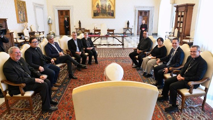 Monseñor Omar de Jesús Mejía en audiencia con el Papa León XIV y delegación de la REPAM y REMAM.